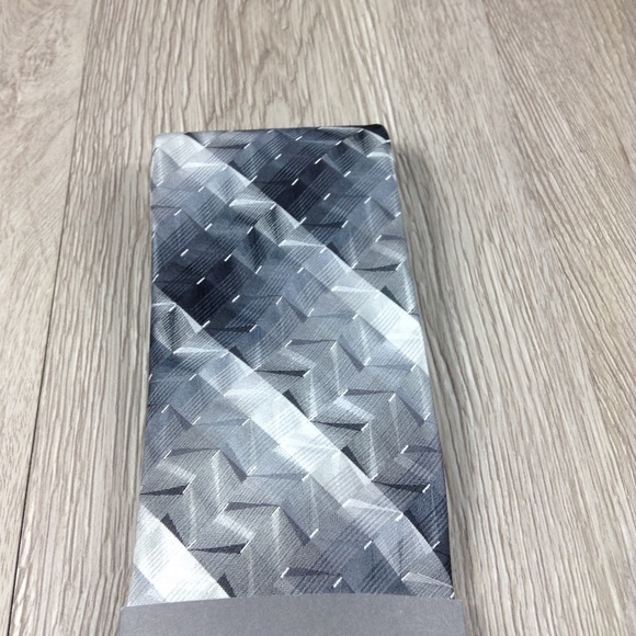 Van Heusen Silver Gradient Steel Pattern Tie - Picture 2 of 3